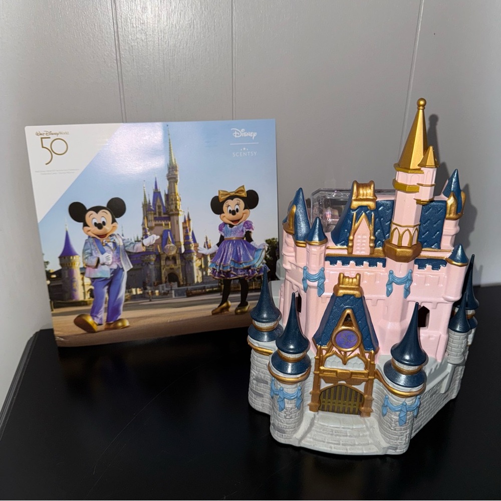 ✨🆕 Scentsy Disney Cinderella 50th Anniversary Castle Warmer - Picture 2 of 16